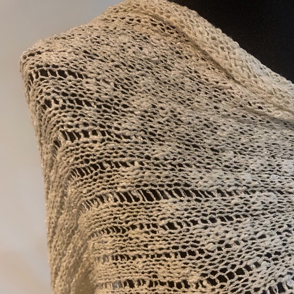 Women’s shawl Fetching brand off-white fringe at the bottom small - Picture 6 of 7